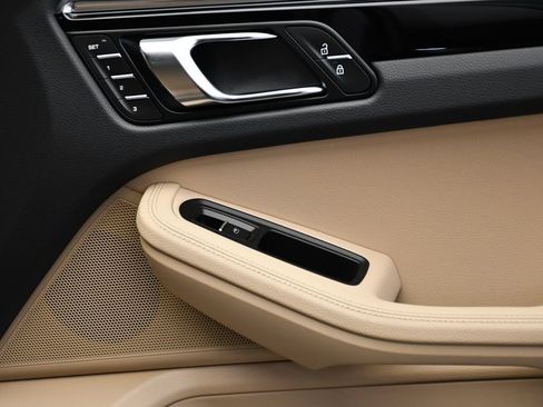 Certified 2026 Porsche Macan AWD/4WD image 47