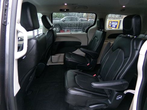 Used 2023 Chrysler Pacifica Touring-L AWD/4WD image 30