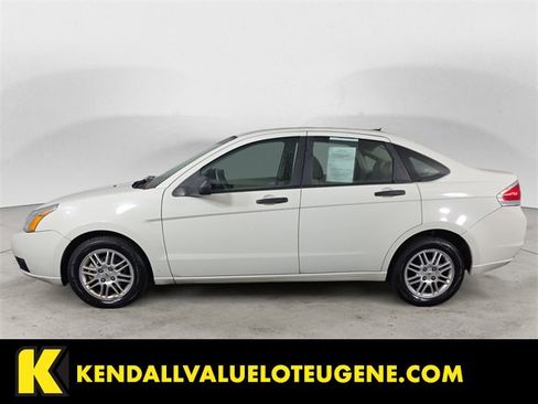 Used 2010 Ford Focus SE image 2