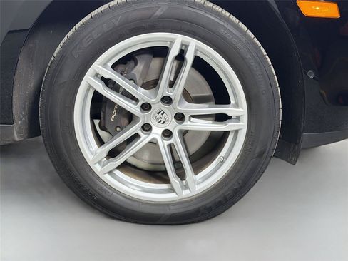 Certified 2024 Porsche Macan w/ Premium Plus Package AWD/4WD image 14