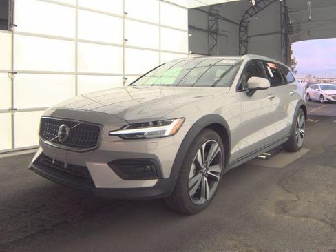 Used 2025 Volvo V60 B5 Cross Country Plus image 1