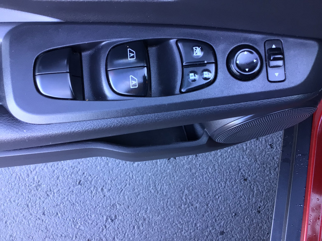 Used 2023 Nissan Kicks SR w/ SR Premium Package FWD image 8