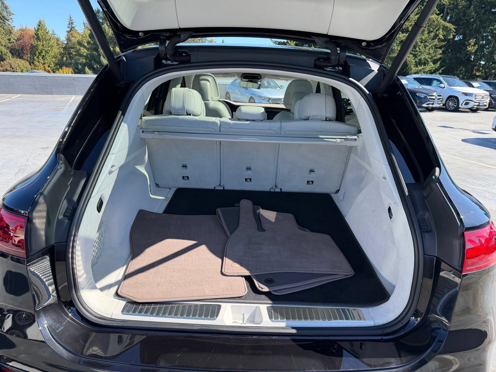 Used 2023 Mercedes-Benz EQS 580 4MATIC SUV image 9