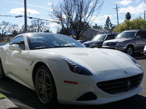 Used 2017 Ferrari California T image 8