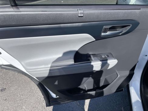 Used 2023 Toyota Highlander XLE image 16