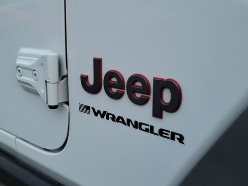 Used 2025 Jeep Wrangler Unlimited Rubicon w/ Convenience Group AWD/4WD image 8