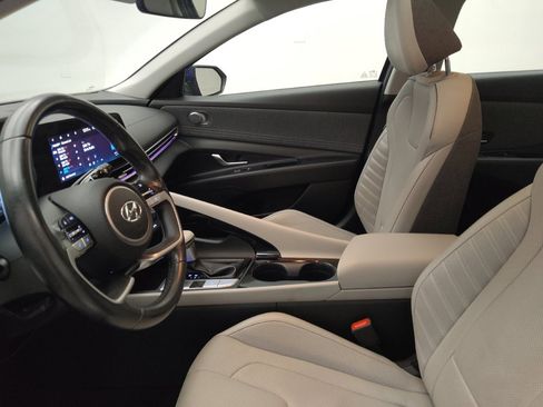 Used 2023 Hyundai Elantra Limited w/ Preferred Accessory Package FWD image 17