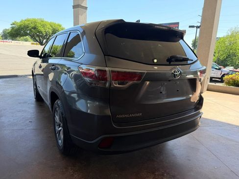 Used 2015 Toyota Highlander Plus FWD image 4