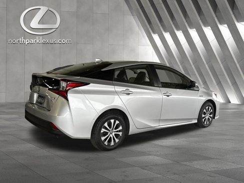 Used 2021 Toyota Prius XLE image 6