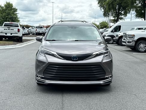 Used 2024 Toyota Sienna XLE w/ XLE Plus Package FWD image 8