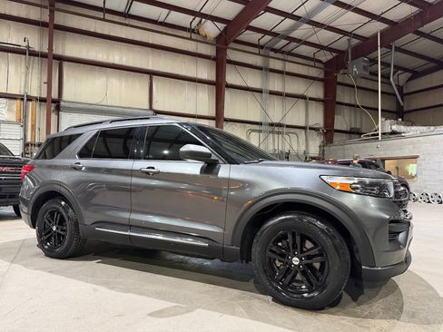 Used 2020 Ford Explorer XLT RWD image 3
