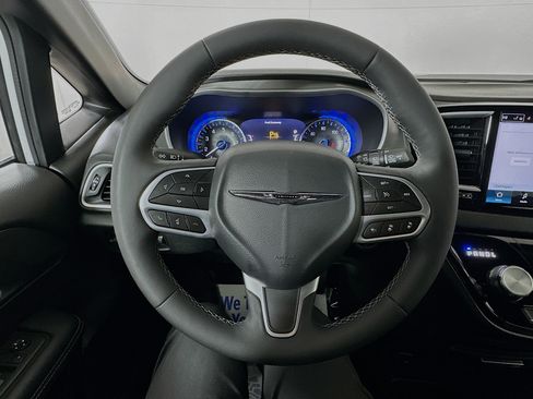 Used 2025 Chrysler Voyager LX image 11