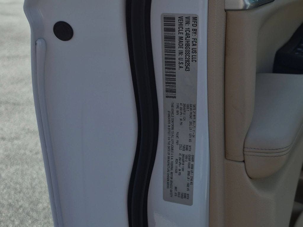 Certified 2025 Jeep Grand Cherokee Limited AWD/4WD image 36