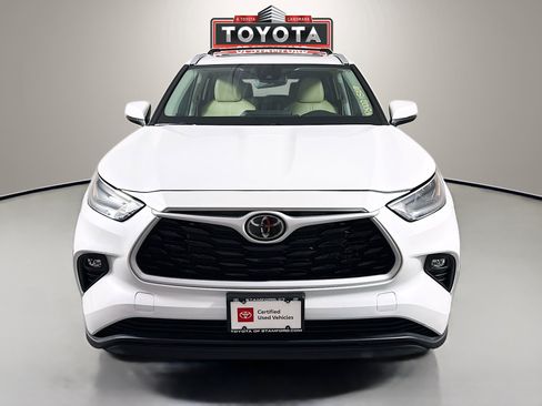 Used 2023 Toyota Highlander XLE AWD/4WD image 2