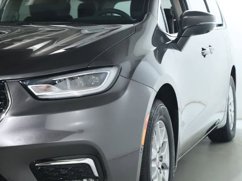 Used 2023 Chrysler Pacifica Touring-L image 4