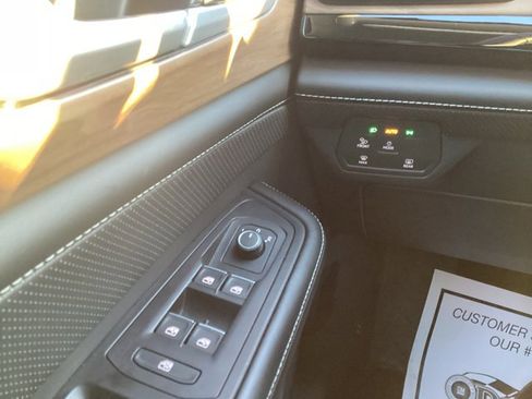 Used 2024 Volkswagen Atlas SE image 18