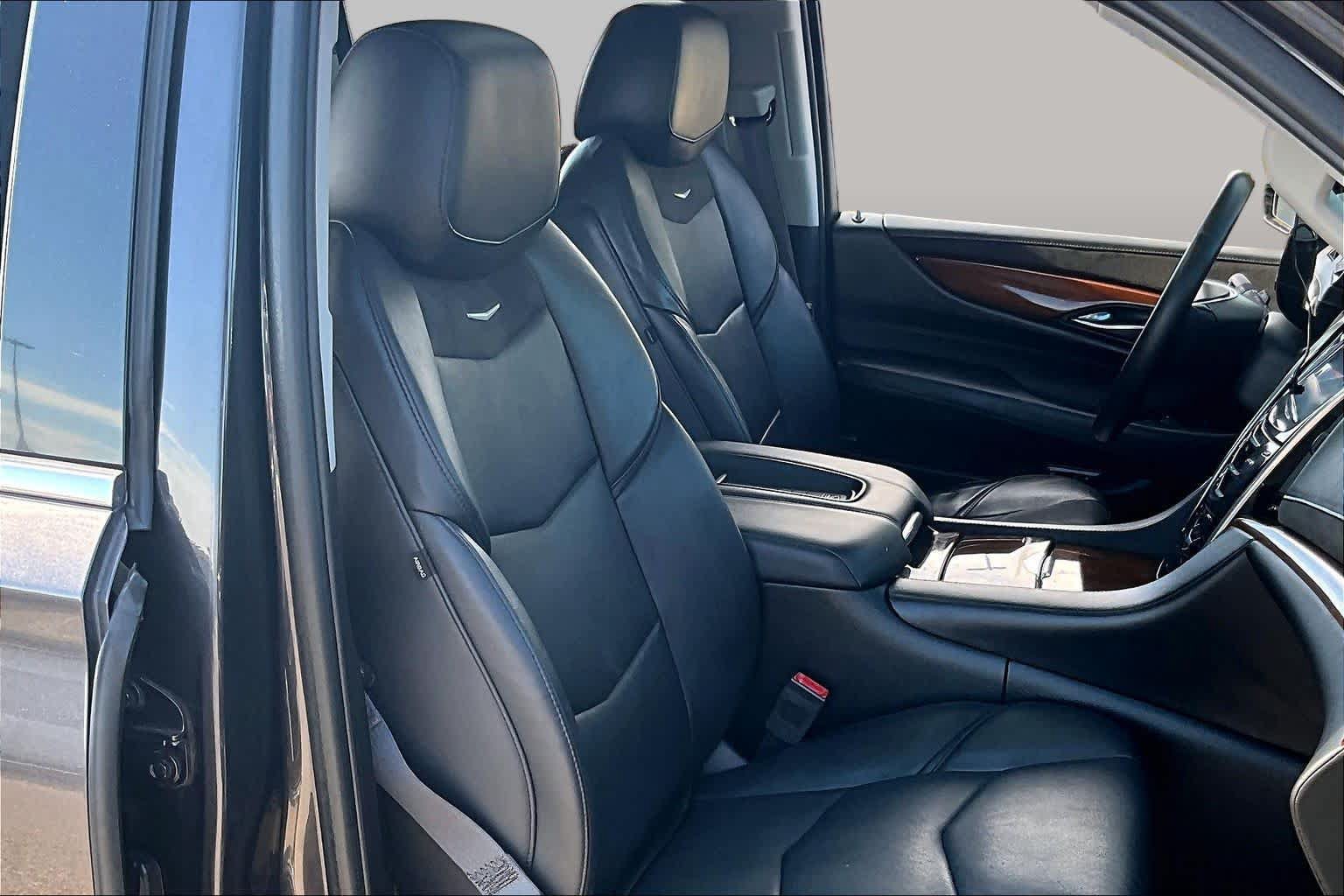 Used 2017 Cadillac Escalade ESV Premium Luxury AWD/4WD image 9