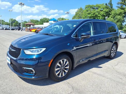 Used 2023 Chrysler Pacifica Touring-L FWD image 8