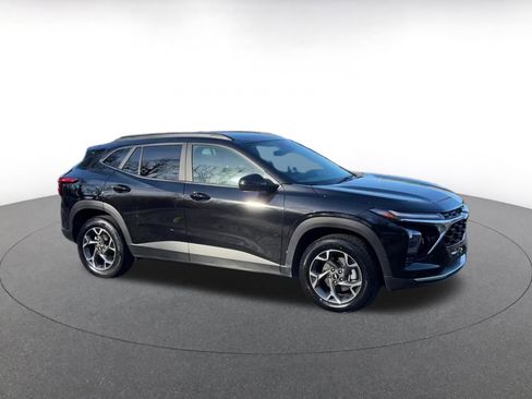 Used 2025 Chevrolet Trax LT w/ LT Convenience Package image 2