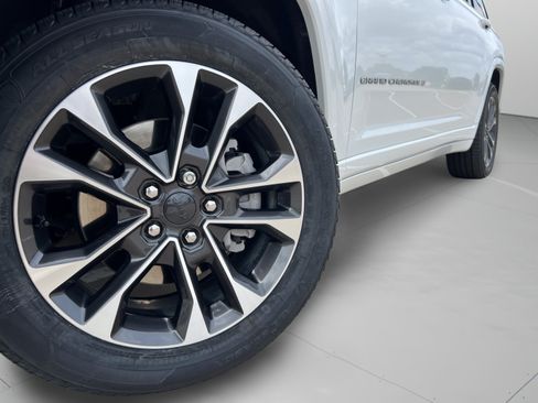 Used 2024 Jeep Grand Cherokee L Overland w/ Advanced Protech Group III AWD/4WD image 34