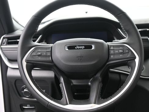 New 2025 Jeep Grand Cherokee Altitude image 28
