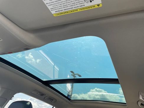 Used 2022 Volkswagen Tiguan SE w/ Panoramic Sunroof Package AWD/4WD image 18
