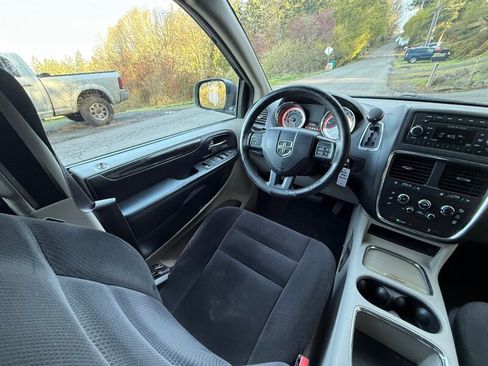 Used 2016 Dodge Grand Caravan SXT image 18