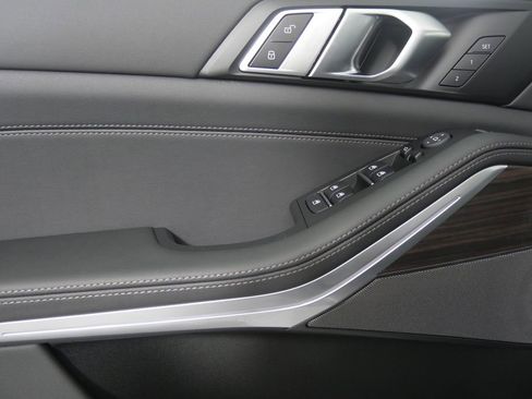 Used 2025 BMW X5 xDrive50e image 11