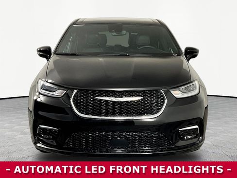 Used 2025 Chrysler Pacifica Select FWD image 2