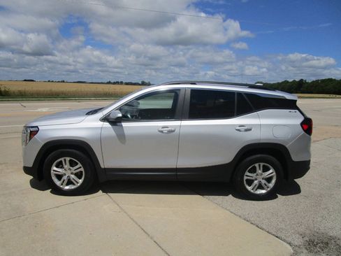 Used 2022 GMC Terrain SLE w/ Driver Convenience Package FWD image 2