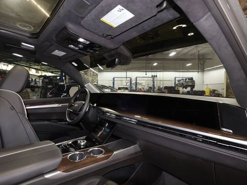 Used 2026 Cadillac Escalade ESV Platinum Sport w/ LPO, ONYX Package AWD/4WD image 30