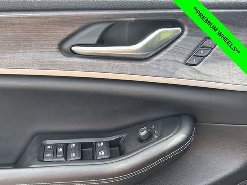 Used 2023 Jeep Grand Cherokee Limited w/ Black Appearance Package AWD/4WD image 10
