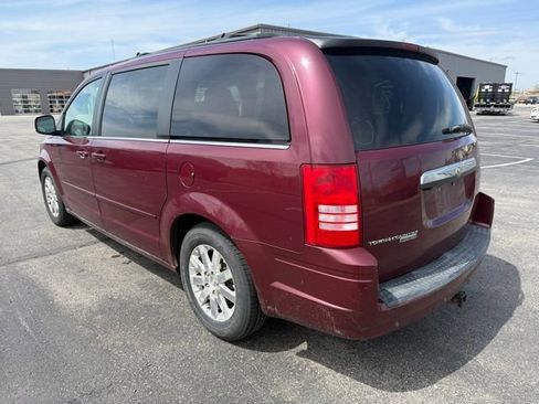 Used 2008 Chrysler Town & Country Touring image 6