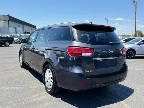 Used 2017 Kia Sedona LX w/ LX Essentials Premium Package FWD image 11