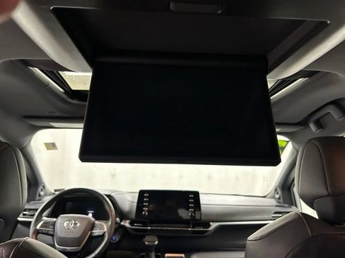 Used 2022 Toyota Sienna XLE Woodland Edition AWD/4WD image 16