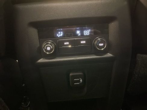 Used 2023 Chevrolet Traverse LT image 25