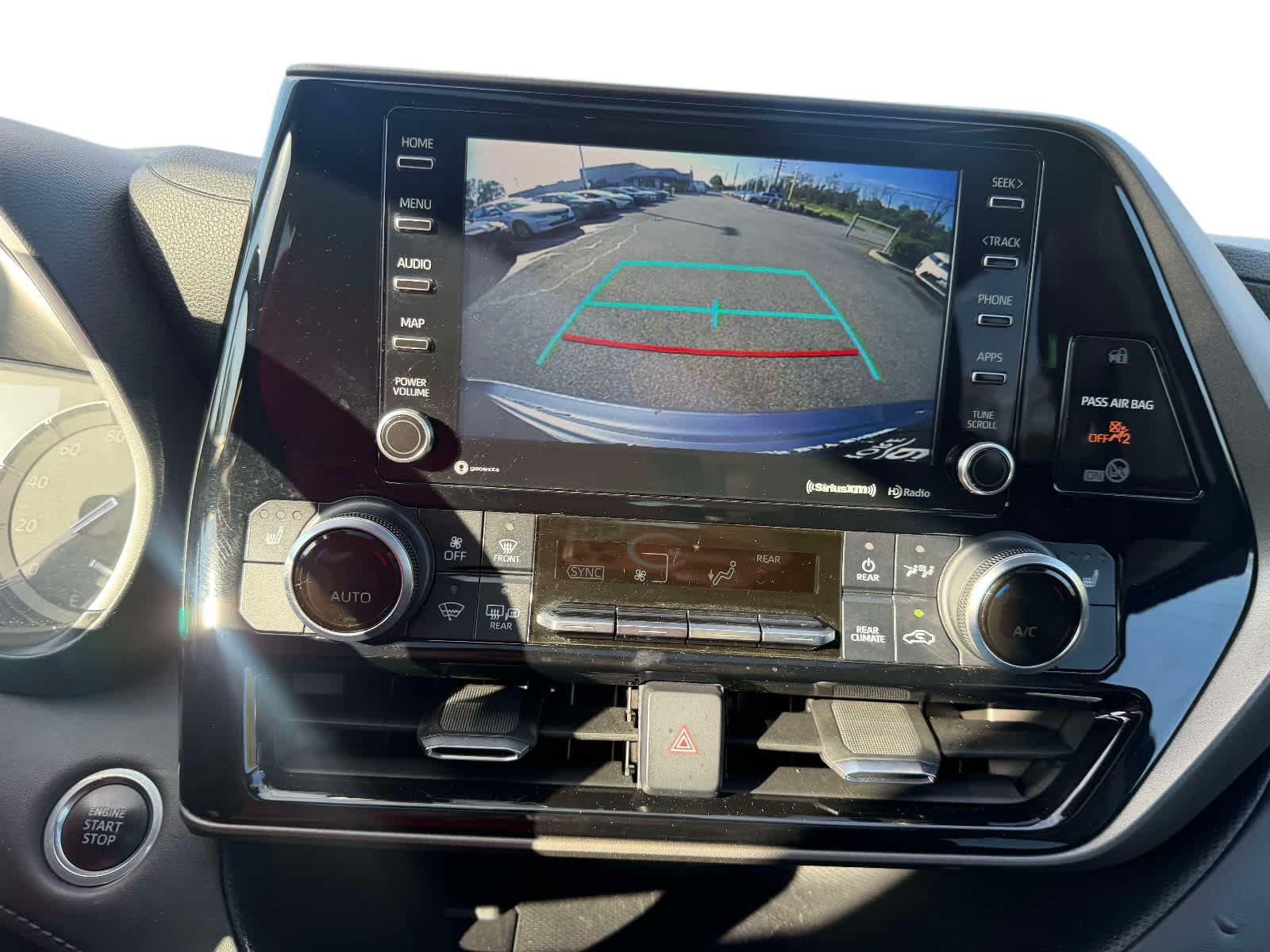 Used 2020 Toyota Highlander XLE AWD/4WD image 26