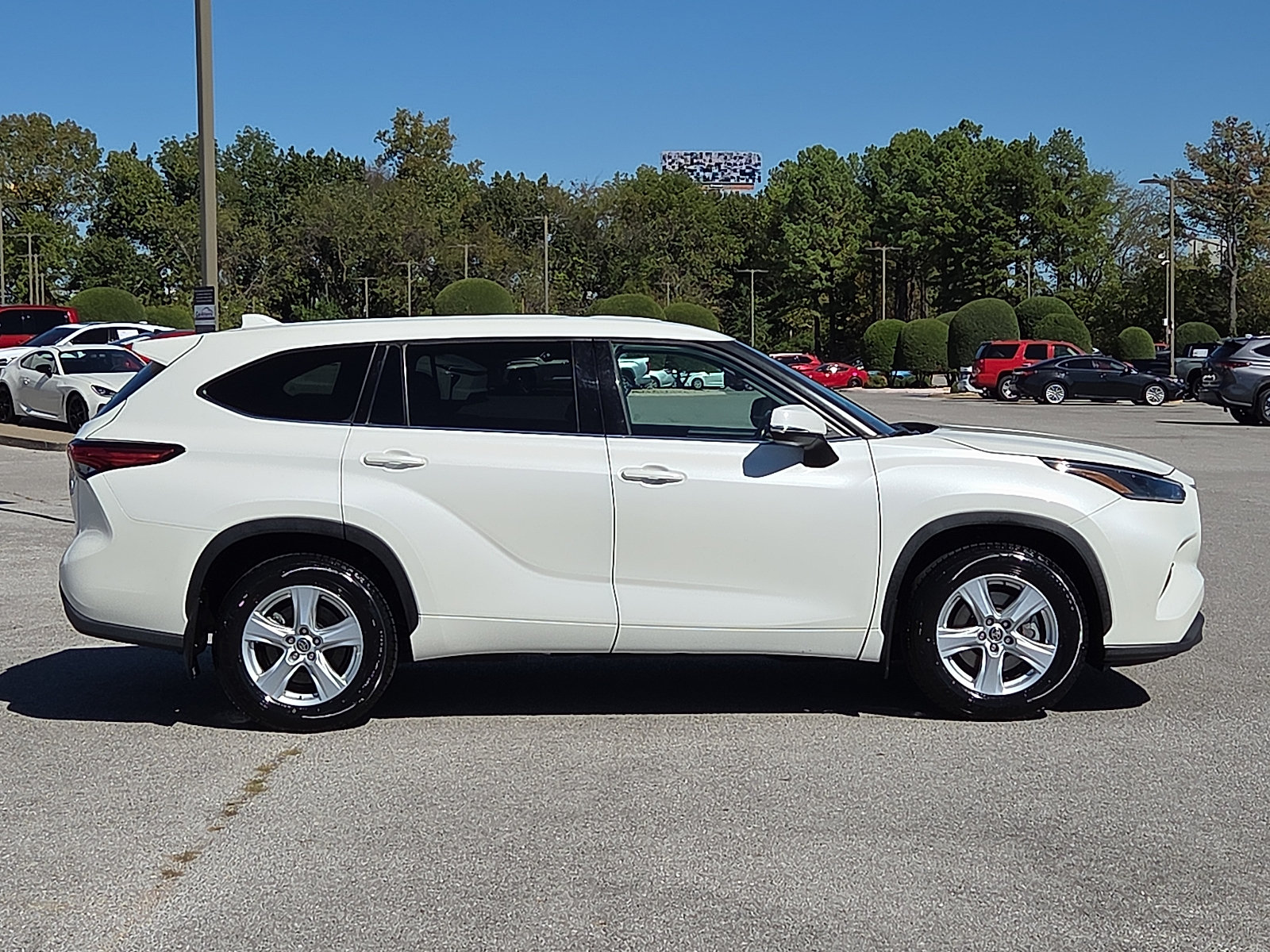 Used 2021 Toyota Highlander LE AWD/4WD image 6