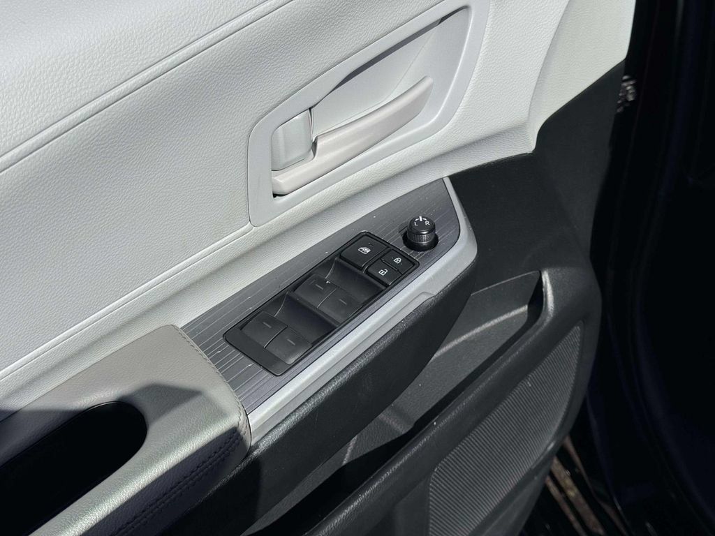 Used 2025 Toyota Sienna LE FWD image 19