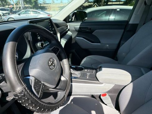 Used 2022 Toyota Highlander LE AWD/4WD image 5