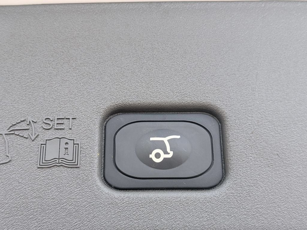 Used 2025 Lincoln Nautilus Premier AWD/4WD image 31