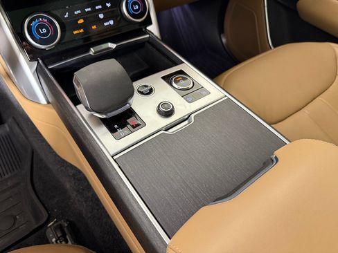 Used 2023 Land Rover Range Rover Long Wheelbase SE image 23