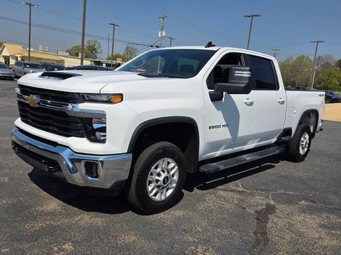 Used 2025 Chevrolet Silverado 2500 LT w/ Convenience Package AWD/4WD image 3