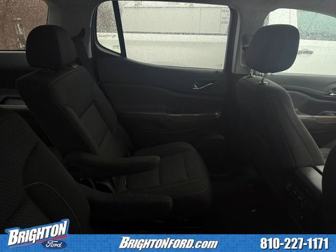 Used 2023 GMC Acadia SLE image 9