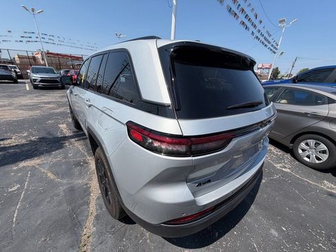 Used 2025 Jeep Grand Cherokee Altitude AWD/4WD image 3