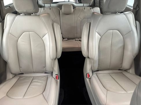 Used 2020 Chrysler Pacifica Touring-L FWD image 20