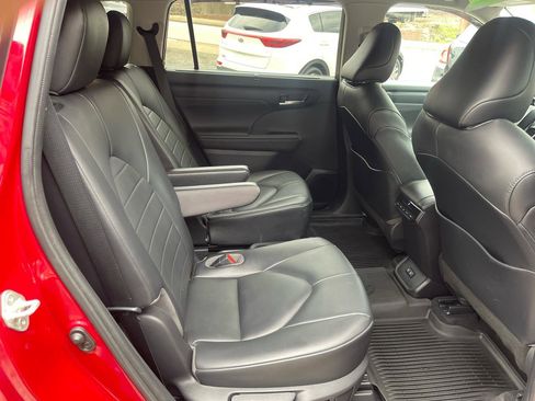 Used 2020 Toyota Highlander XLE image 32