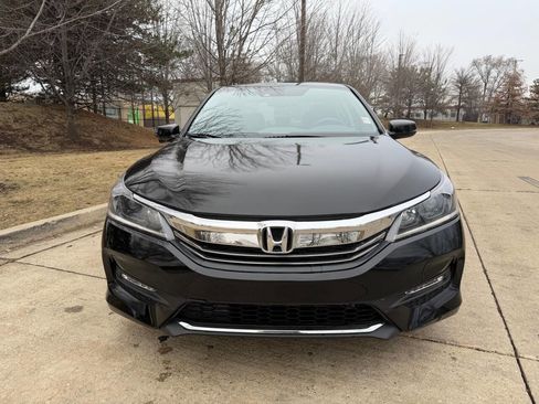 Used 2017 Honda Accord EX image 2