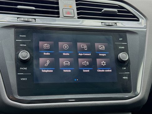 Used 2020 Volkswagen Tiguan SE image 9
