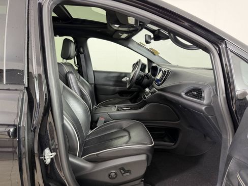 Used 2025 Chrysler Pacifica Limited FWD image 14